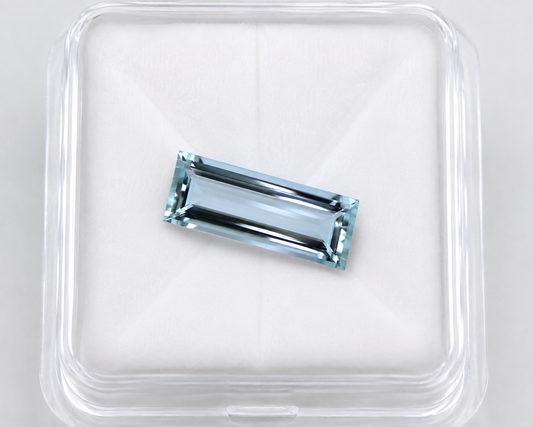 5.6 Carat Natural Aquamarine Baguette (17.7x8 mm) – Long Emerald Cut Blue Gemstone | Untreated | East-West Jewelry Stone
